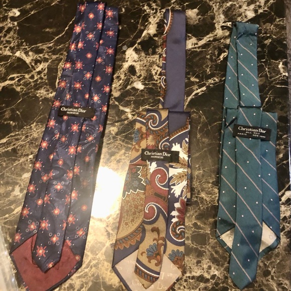 Hello THIS LISTING IS FOR ALOT OF 3 CHRISTIAN DIOR TIES. - Picture 4 of 8